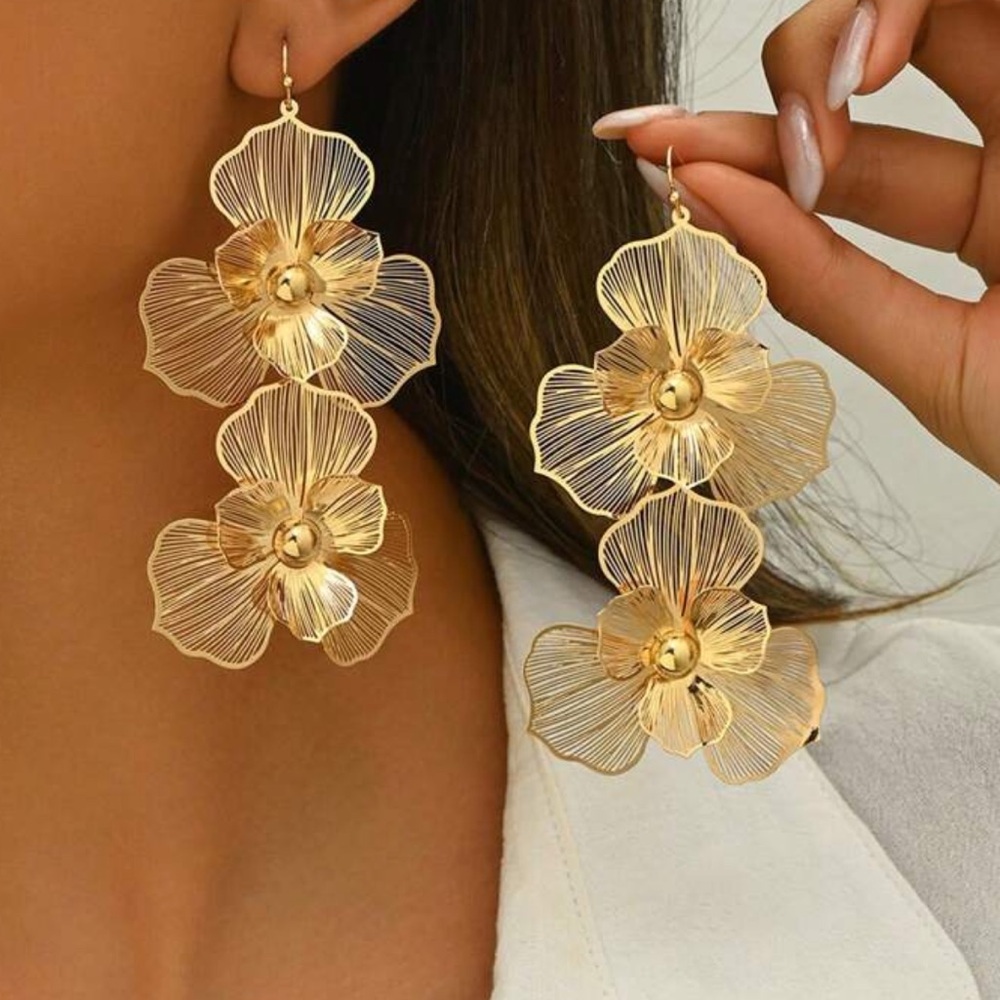 New Elegant faux Gold Floral Earrings